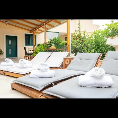 Ante 1 アパート フヴァル