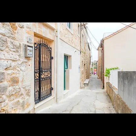 Ante 1 アパート フヴァル