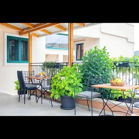 Ante 1 アパート フヴァル