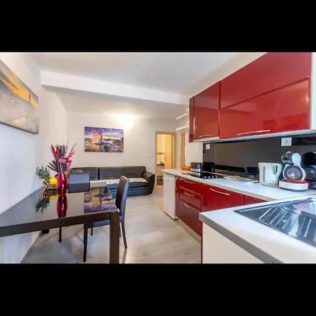 Ante 1 アパート フヴァル