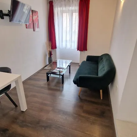 Ante 1 アパート フヴァル